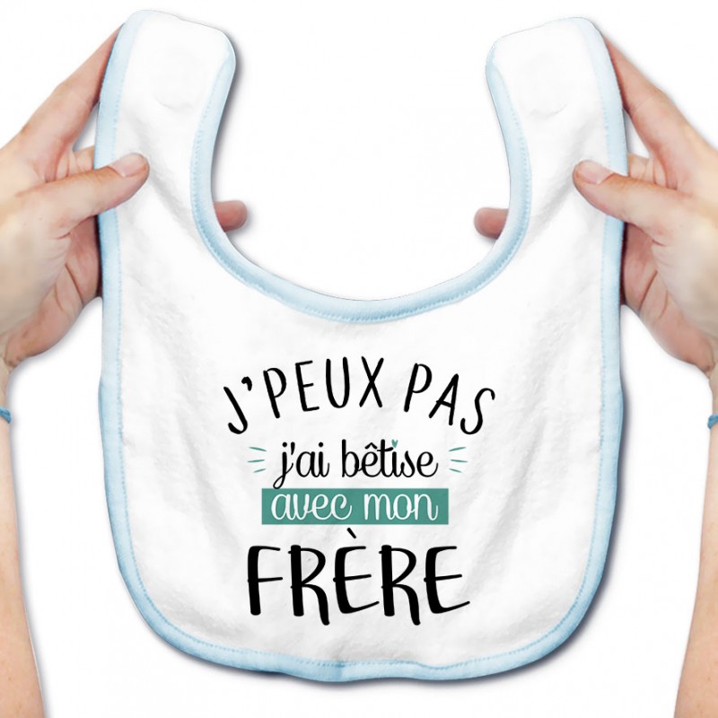 Bavoir bébé J'peux pas j'ai bêtise avec mon frère ( version garçon ) Bavoir bébé J'peux pas j'ai bêtise avec mon frère ( version garçon )