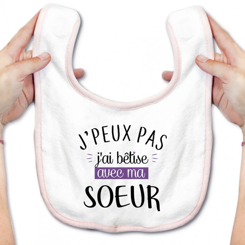 Bavoir bébé J'peux pas j'ai bêtise avec ma soeur ( version fille ) Bavoir bébé J'peux pas j'ai bêtise avec ma soeur ( version fille )