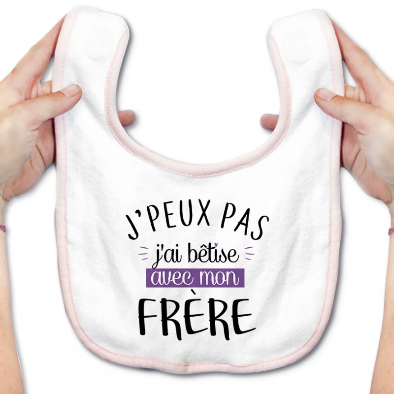 Bavoir bébé J'peux pas j'ai bêtise avec mon frère ( version fille ) Bavoir bébé J'peux pas j'ai bêtise avec mon frère ( version fille )